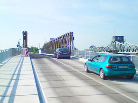 Ponton neben der Meiningenbrücke Zingst