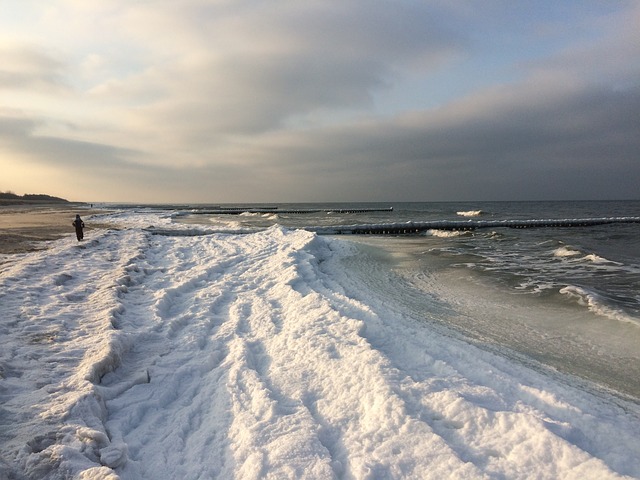 Vereiste Wellen am Strand von Zingst