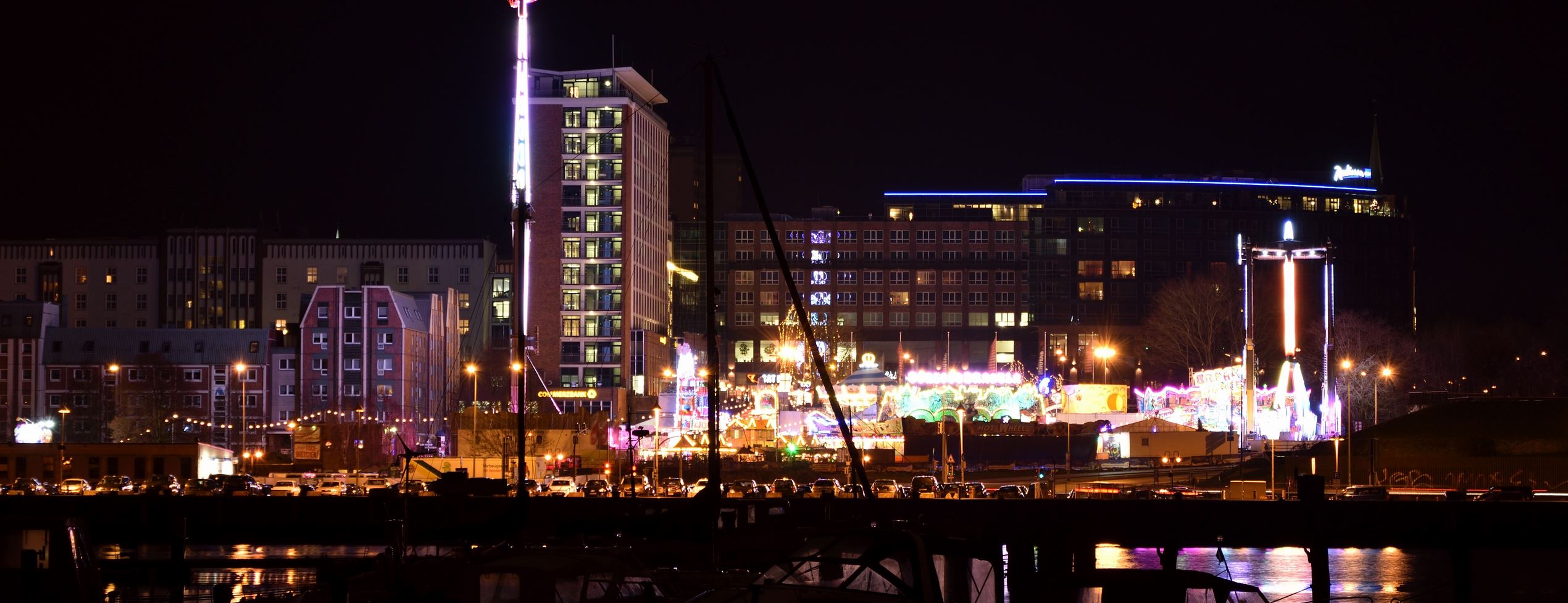 Blick auf den Weihnachtsmarkt über die Warnow in Rostock